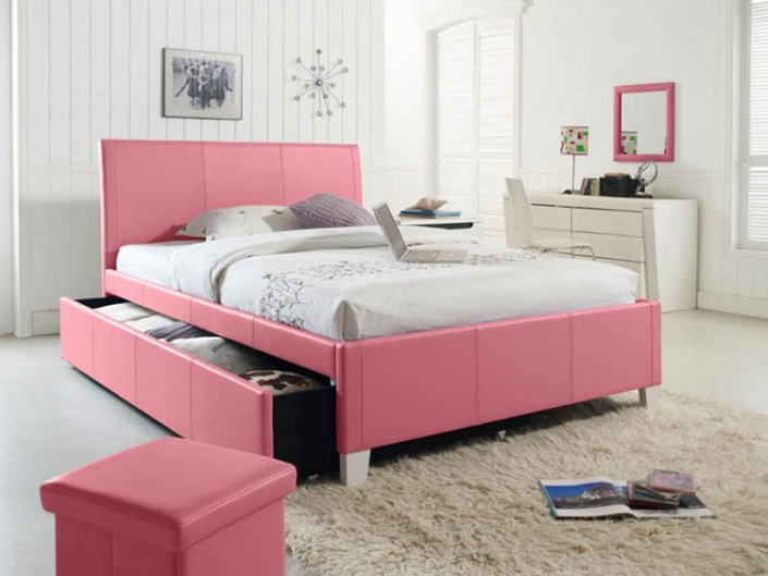 Giường gỗ màu hồng